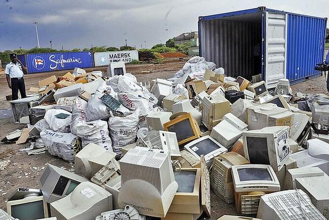 Accra E-waste and Recycling experience in Agbogbloshie - The guides bring it from scraps to meaning