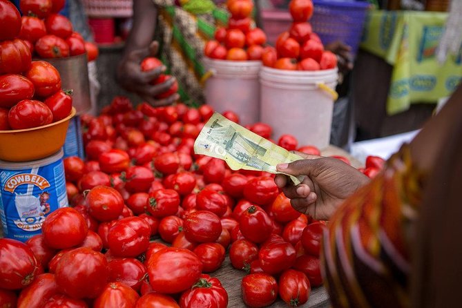 Accra Markets Tour - Kantamanto Market: using the guide to shop smarter