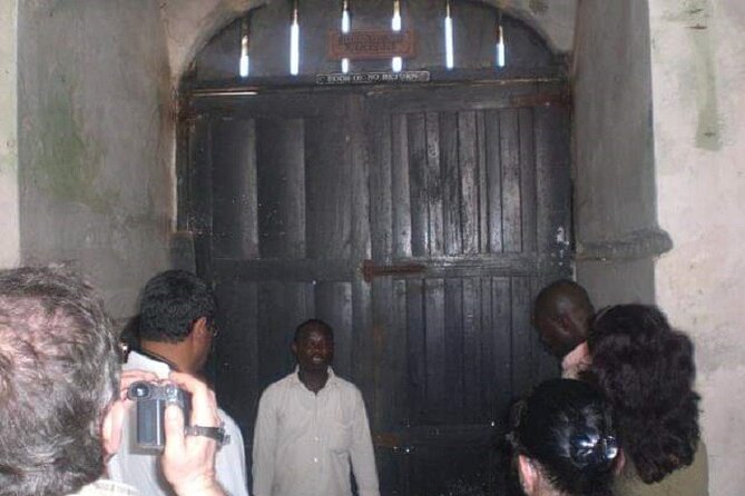 Cape Coast Elmina Kakum Park Private Day Tour - Cape Coast Castle: Dungeons and the Door of No Return